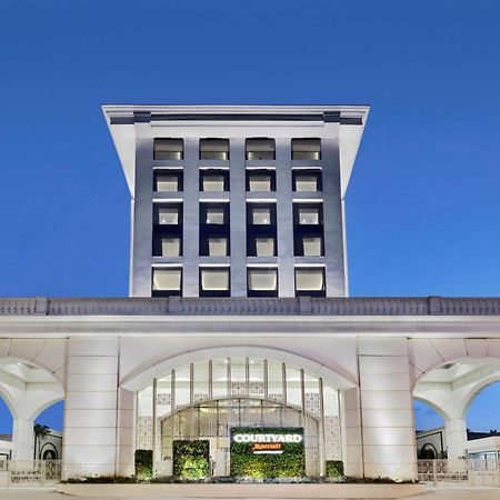 Отель Courtyard By Marriott Bengaluru Hebbal Экстерьер фото